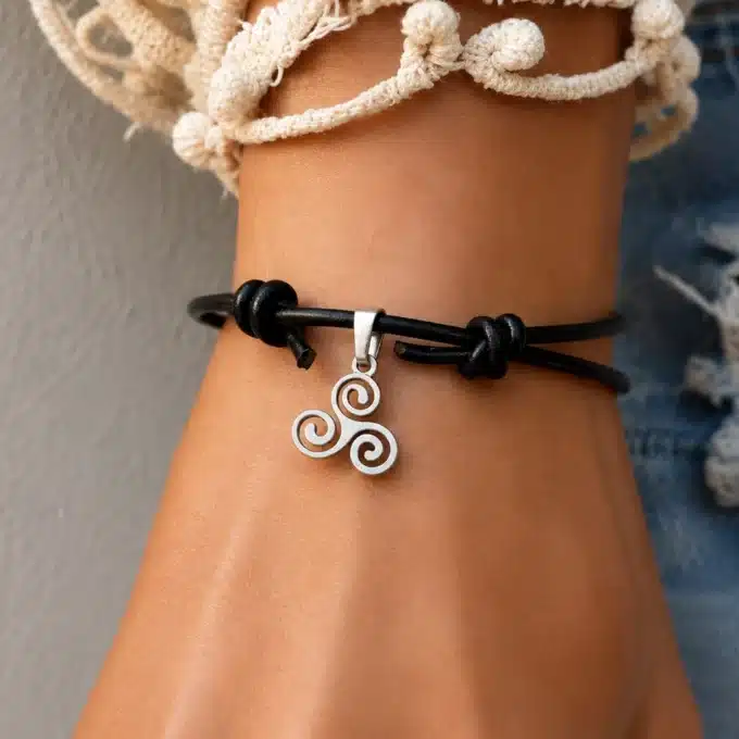 N3557 Bracelet Triskel pendentif Acier inoxydable cordon cuir réglable - Bijoux Bracelets femmes en ligne Ninanina