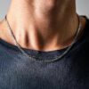 N3575 Chaine figaro homme Acier inoxydable argent 50 cm - Bijoux Colliers Hommes en ligne Ninanina Chaîne Figaro homme en acier inoxydable argent 50 cm, bijou fait main par Ninanina, portée par un homme au tee shirt gris