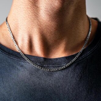 Chaîne Figaro homme en acier inoxydable argent 50 cm, bijou fait main par Ninanina, portée par un homme au tee shirt gris