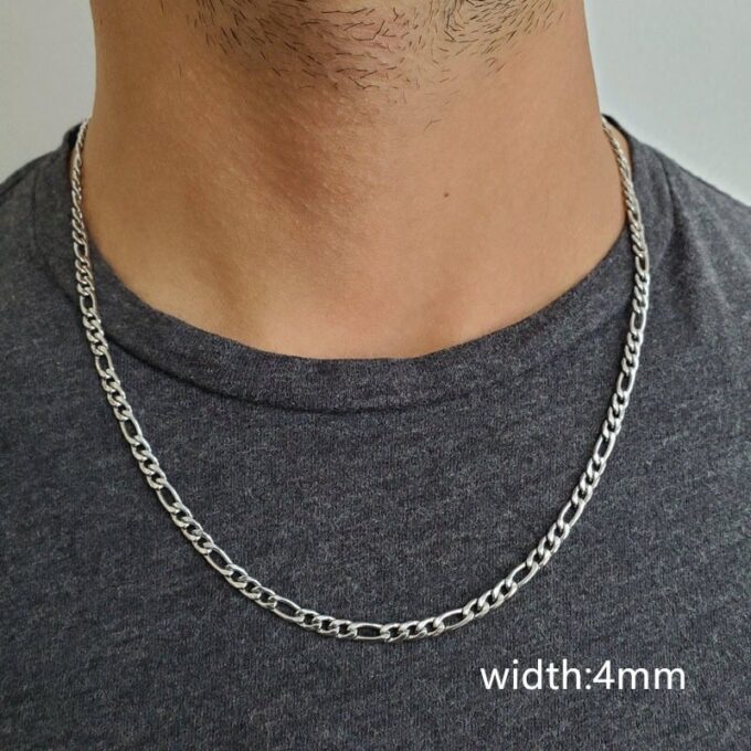 N3575a Chaine figaro homme Acier inoxydable argent 50 cm - Bijoux Colliers Hommes en ligne Ninanina Chaîne Figaro argentée 50 cm pour homme, fabriquée en acier inoxydable, création Ninanina portée avec largeur de la chaine précisée