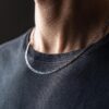 N3575b Chaine figaro homme Acier inoxydable argent 50 cm - Bijoux Colliers Hommes en ligne Ninanina Chaîne Figaro pour homme en acier inoxydable argenté, longueur 50 cm, fait main par Ninanina, portée par un homme de profil