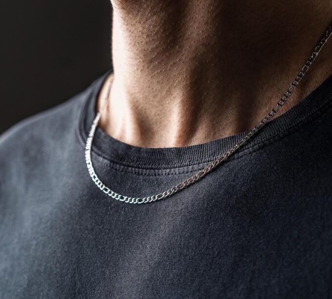 N3575b Chaine figaro homme Acier inoxydable argent 50 cm - Bijoux Colliers Hommes en ligne Ninanina Chaîne Figaro pour homme en acier inoxydable argenté, longueur 50 cm, fait main par Ninanina, portée par un homme de profil