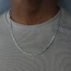 N3575e Chaine figaro homme Acier inoxydable argent 50 cm - Bijoux Colliers Hommes en ligne Ninanina Collier homme chaîne Figaro en acier inoxydable, finition argentée, 50 cm, signé Ninanina portée par un homme au tee shirt blanc