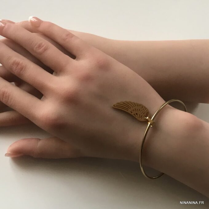 N3670f Bracelet jonc doré pendentif aile d'ange Acier - Bijoux Bracelets femmes en ligne Ninanina