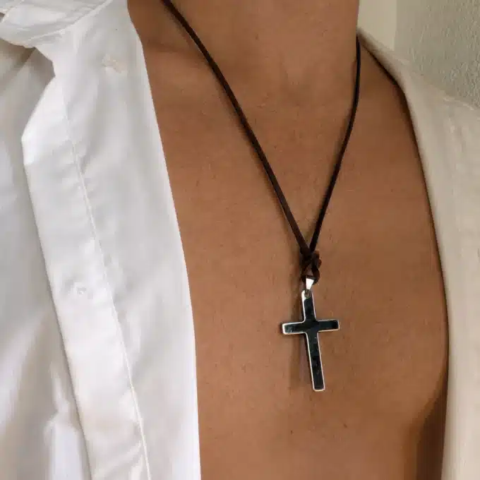 N3704a Collier homme cordon cuir pendentif croix Acier argenté - Bijoux colliers hommes en ligne Ninanina