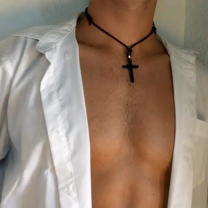 N3704b Collier homme cordon cuir pendentif croix Acier argenté - Bijoux colliers hommes en ligne Ninanina