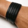 N3731a Bracelet multi tours lanière cuir plat noir - Manchette artisanale homme 5 tours - Bijoux Bracelets hommes en ligne Ninanina