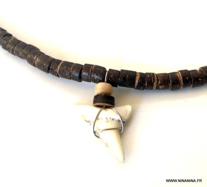 N3757e Collier dent de requin homme rondelles bois coco - Bijoux Colliers en ligne Ninanina