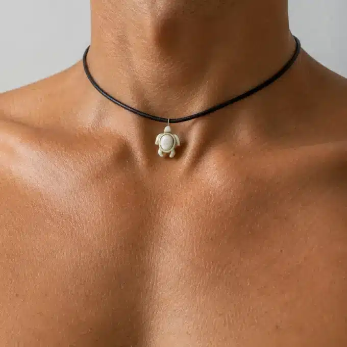 N3811a Collier pendentif tortue blanc cassé sur cordon coton réglable - Bijoux colliers hommes en ligne Ninanina