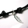 N3944a_collier_cordon_cuir_plume_argent_massif