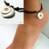 N3963a Bracelet de cheville avec coquillage rond en spirale sur cordon cuir aux noeuds coulissants artisanal - Bijoux de pieds