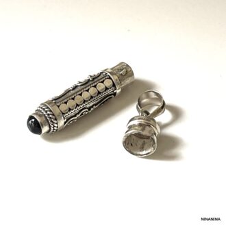Pendentif funéraire en onyx noir et argent 925, un bijou symbolique et raffiné avec bouchon retiré