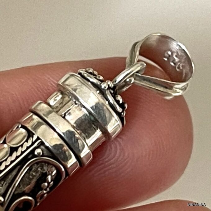 N3968b Pendentif funéraire Argent 925 massif Et Onyx Noir - Bijoux Pendentifs en ligne Ninanina Zoom sur le Bijou mémorial : pendentif funéraire en argent 925 massif avec une pierre d’onyx noir avec gros plan sur le poinçon "925"