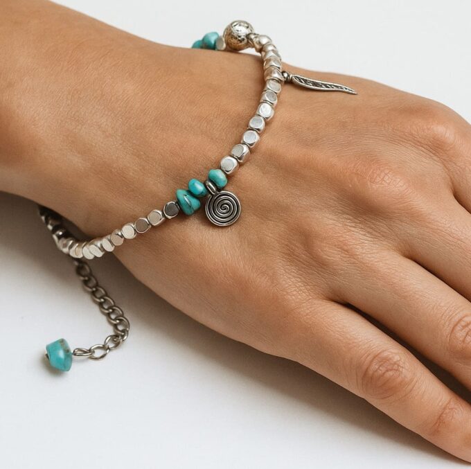 N4007a Bracelet femme boheme chic fait main en perles argentées et turquoises naturelles - Bijoux bracelet boheme chic en ligne