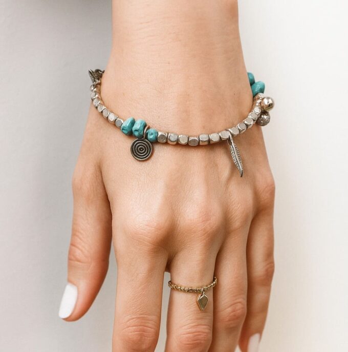 N4007b Bracelet femme boheme chic fait main en perles argentées et turquoises naturelles - Bijoux bracelet boheme chic en ligne