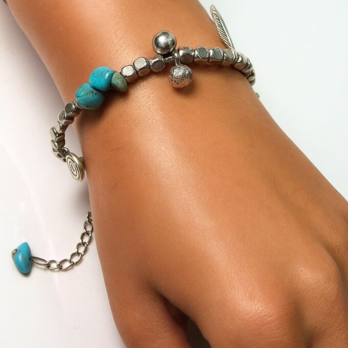 N4007d Bracelet femme boheme chic fait main en perles argentées et turquoises naturelles - Bijoux bracelet boheme chic en ligne