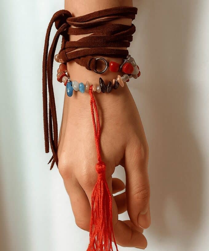 N4030b Bracelet boheme chic multi tours artisanal pour femme perles colorées et pompon rouge - Bijoux Bracelets en ligne Ninanina