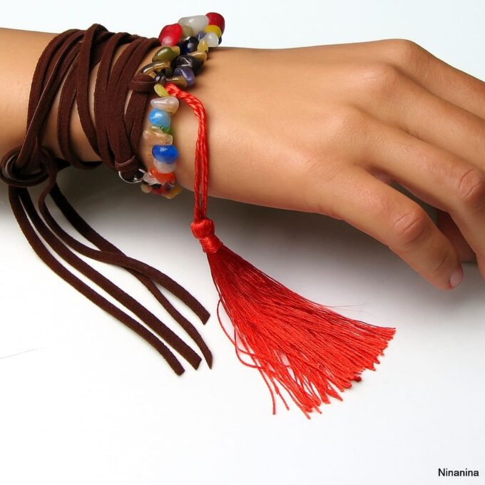 N4030c Bracelet boheme chic multi tours artisanal pour femme perles colorées et pompon rouge - Bijoux Bracelets en ligne Ninanina