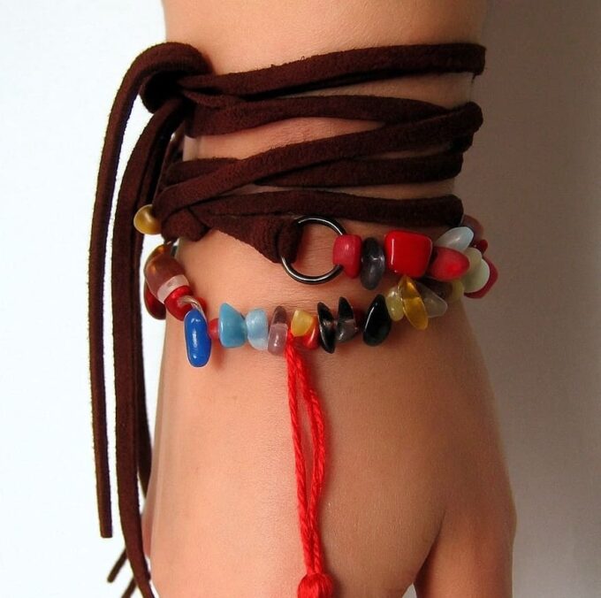 N4030e Bracelet boheme chic multi tours artisanal pour femme perles colorées et pompon rouge - Bijoux Bracelets en ligne Ninanina