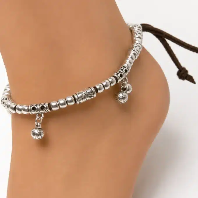 N4033 Bracelet cheville grelot argenté sur lacet daim réglable - Bijoux de pieds femmes en ligne Ninanina