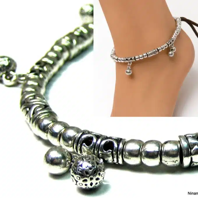 N4033a Bracelet cheville grelot argenté sur lacet daim réglable - Bijoux de pieds femmes en ligne Ninanina
