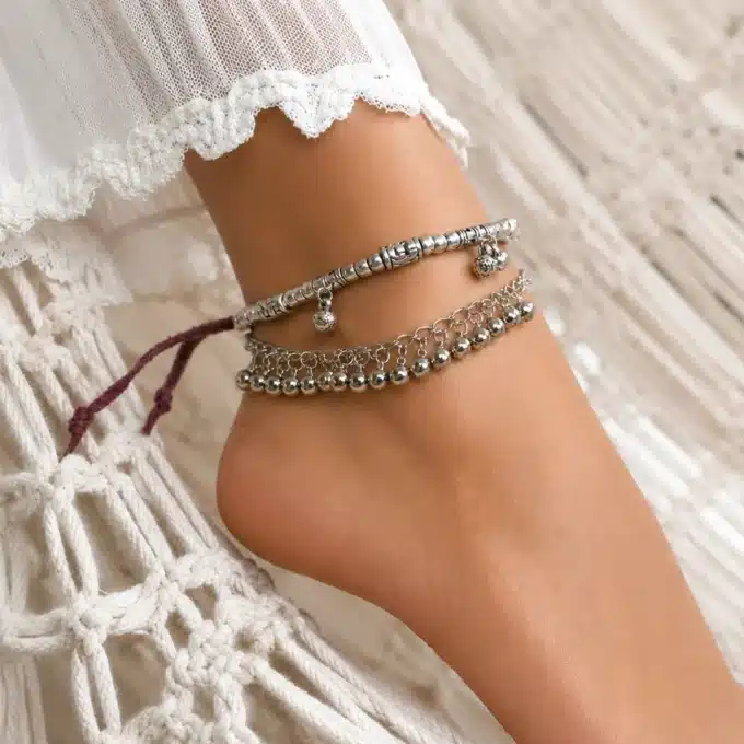 N4033b Bracelet cheville grelot argenté sur lacet daim réglable - Bijoux de pieds femmes en ligne Ninanina