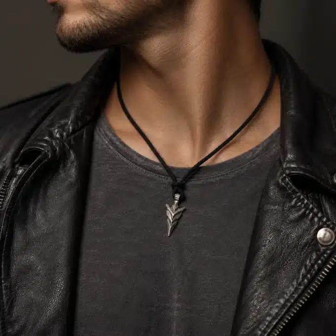 N4064 Collier homme tribal pendentif flèche argentée cordon cuir - Bijoux colliers hommes en ligne Ninanina