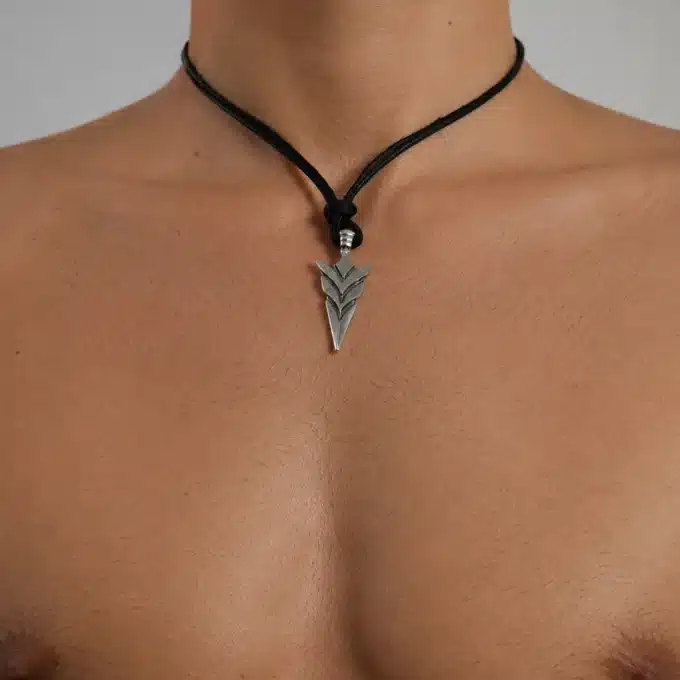 N4064a Collier homme tribal pendentif flèche argentée cordon cuir - Bijoux colliers hommes en ligne Ninanina