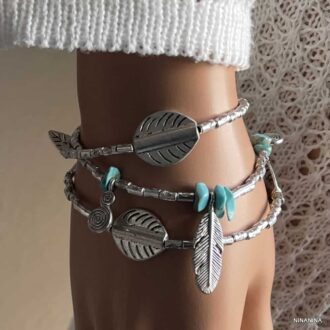 Bracelet bohème fantaisie fait main avec pierres turquoises et charms en argent, parfait pour un style ethnique chic