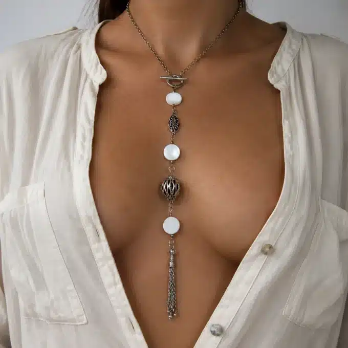 N4098 Collier pompon argenté fantaisie palets ronds de nacre blanche - Bijoux colliers femmes en ligne Ninanina