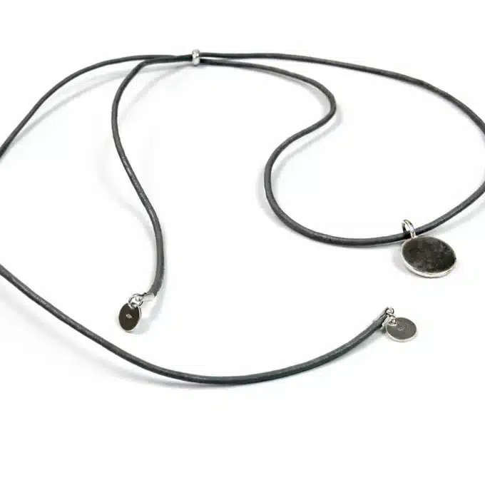 N4139f Collier De Dos Original Cordon Cuir Artisanal - Médaille Ronde Argent 925 massif - Bijoux Colliers femmes en ligne Ninanina