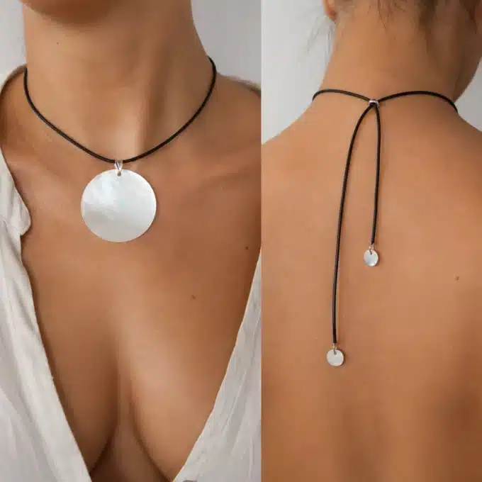 N4141b Collier de dos pendentif rond nacre blanche cordon cuir - Bijoux colliers femmes en ligne Ninanina