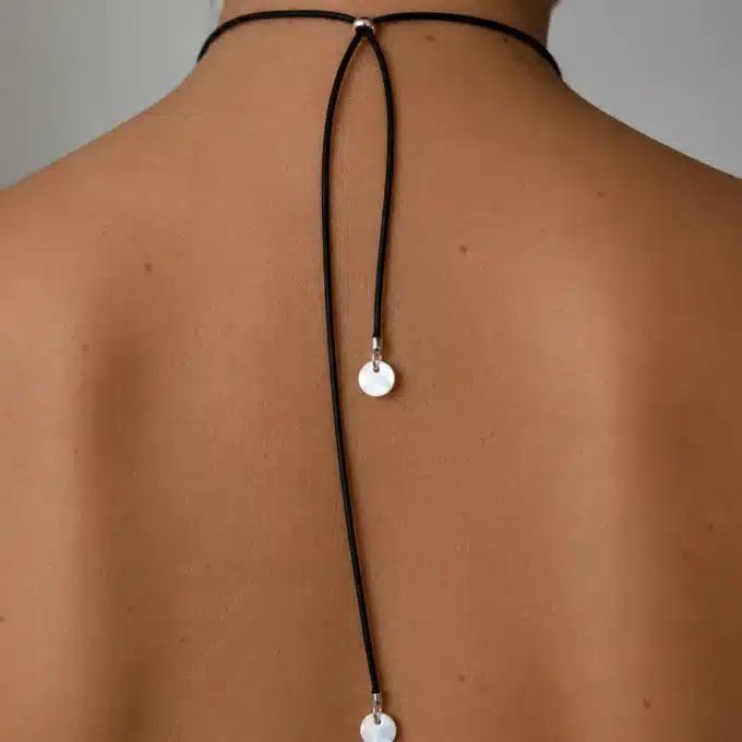 N4141c Collier de dos pendentif rond nacre blanche cordon cuir - Bijoux colliers femmes en ligne Ninanina