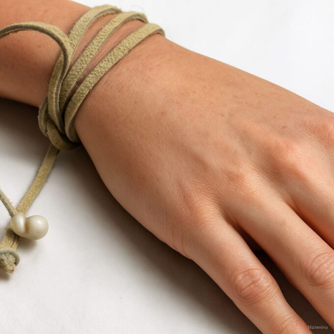 N4149 Bracelet multi tours femme artisanal cauris blancs sur lacet en daim naturel et perle Argent 925 massif - Bijoux Bracelets boheme chic en ligne Ninanina