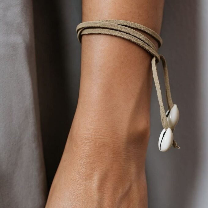 N4149a Bracelet multi tours femme artisanal cauris blancs sur lacet en daim naturel et perle Argent 925 massif - Bijoux Bracelets boheme chic en ligne Ninanina