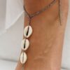 N4150a Chaine de Pied Femme en Acier Inoxydable et Coquillages Cauris Blancs – Bijou Artisanal Fait Main en France - Bijoux de pieds en ligne Ninanina