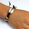 N4168a Bracelet coquillage Cauri blanc femme – Cordon coton ciré réglable fait main en France - Bijoux bracelets cauris en ligne Ninanina