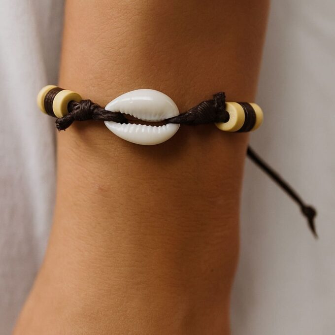 N4168b Bracelet coquillage Cauri blanc femme – Cordon coton ciré réglable fait main en France - Bijoux bracelets cauris en ligne Ninanina