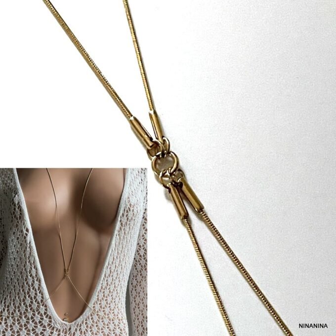 Détail du bijou en plaqué or minimaliste en gros plan avec une petite photo de la chaîne de corps féminine portée sur une tenue blanche au décolleté plongeant, idéal pour un look glamour et bohème chic.