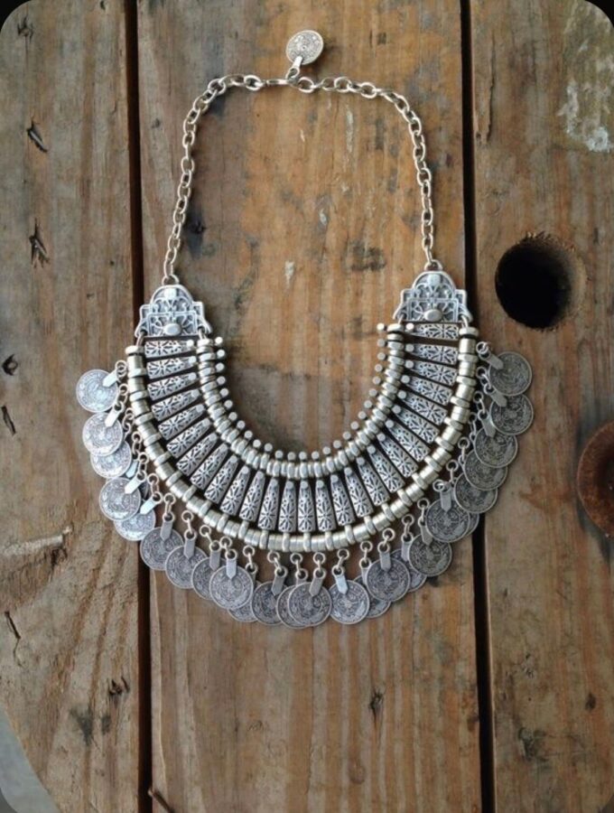 N4215c Collier Plastron ethnique breloques pièces argenté - Bijoux Colliers ethniques en ligne Ninanina