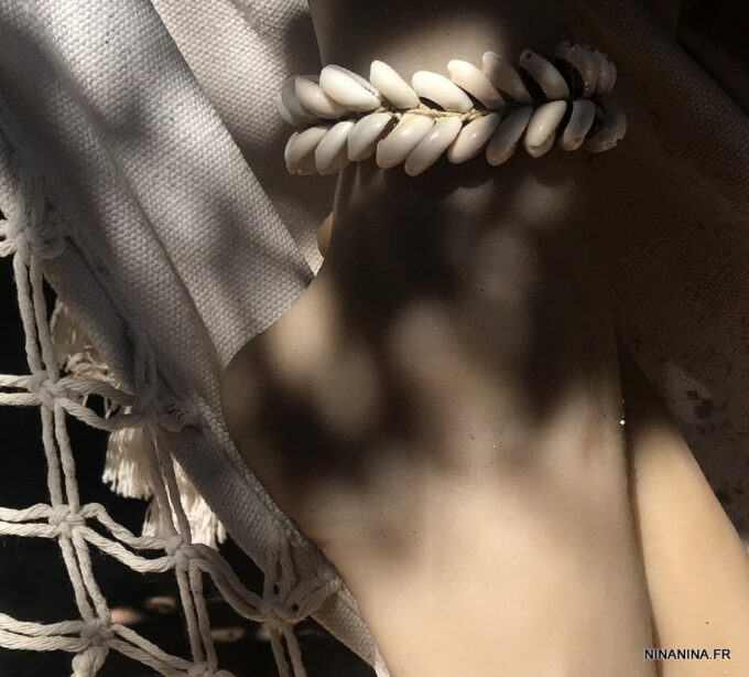 N4240b Chevillere coquillage cauri sur cordon réglable blanc - Bijoux de pied en ligne Ninanina