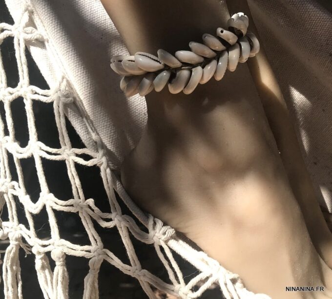 N4240d Chevillere coquillage cauri sur cordon réglable blanc - Bijoux de pied en ligne Ninanina