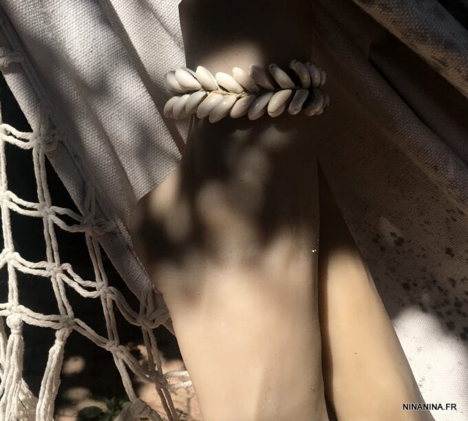 N4240f Chevillere coquillage cauri sur cordon réglable blanc - Bijoux de pied en ligne Ninanina