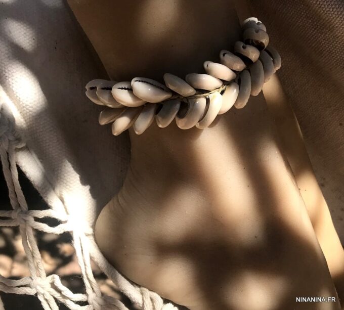 N4240g Chevillere coquillage cauri sur cordon réglable blanc - Bijoux de pied en ligne Ninanina