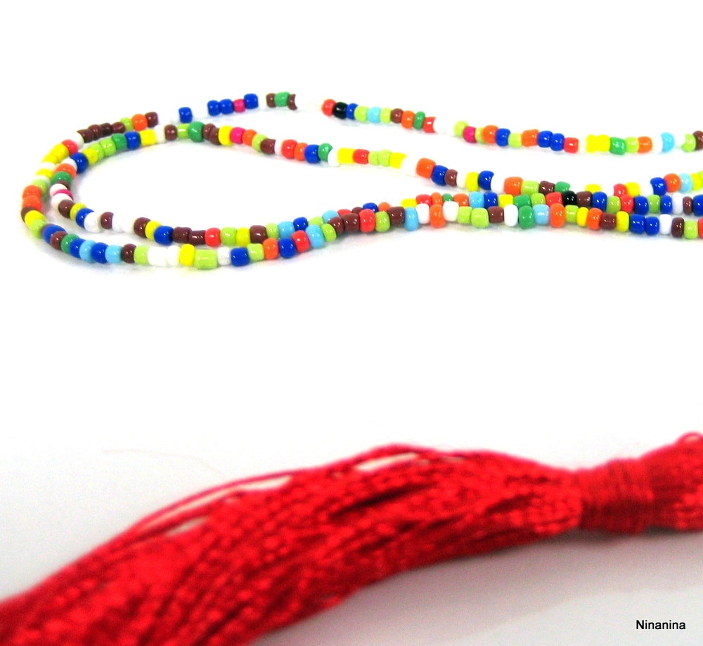 Collier long femme fantaisie perles multicolores et pompon rouge – Image 4