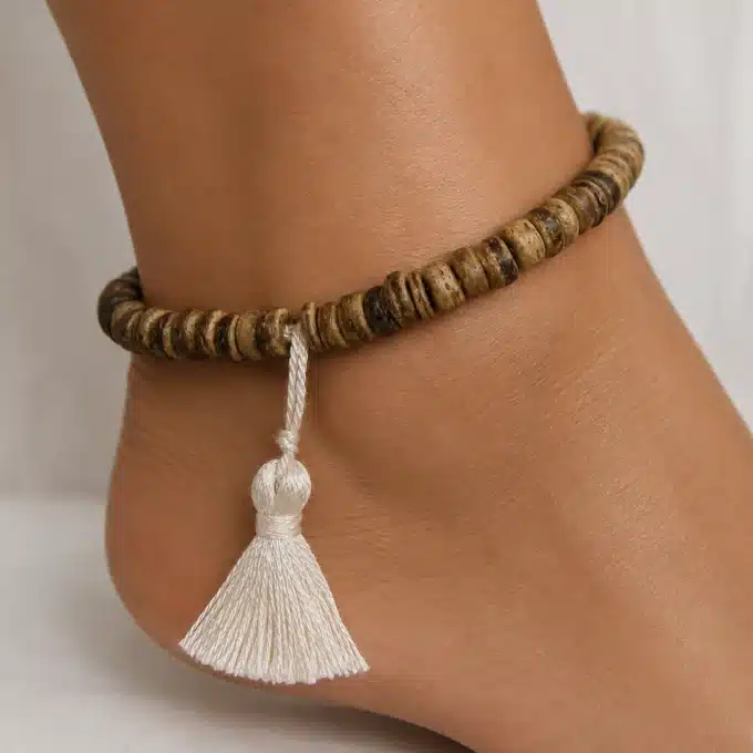 N4255 Bracelet de cheville boheme chic perles bois pompon blanc - Bijoux de pieds femmes en ligne Ninanina
