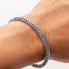 gros plan sur Bracelet maille serpent homme torsadé Argent fait main porté signé Ninanina pour un look tendance