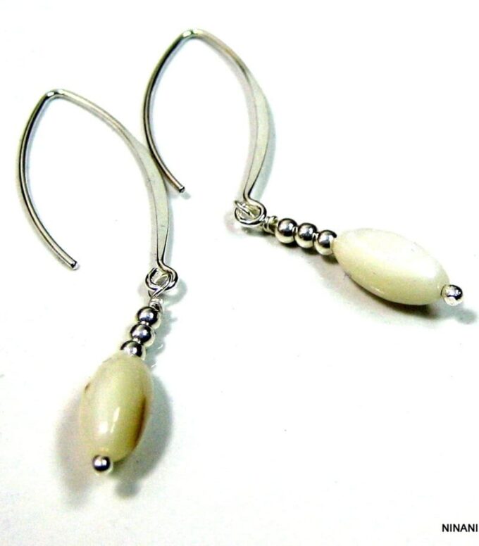 N4301f Boucles D oreilles Argent 925 massif Artisanales pour Femme - Pendentif forme Goutte en Nacre Blanche - Bijoux d'oreille en ligne Ninanina