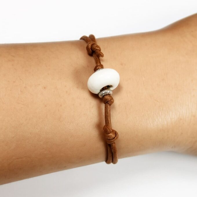 N4346a Bracelet cordon artisanal avec noeud coulissant grosse Perle blanche et disques Argent 925 - Bijoux Bracelets en ligne Ninanina