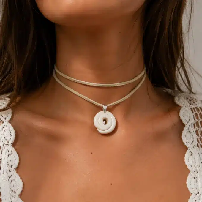 N4350b Collier coquillage femme artisanal sur cordon cuir réglable - Bijoux colliers femmes en ligne ninanina